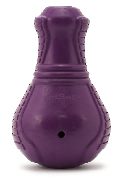 "Lila Hundespielzeug in Form einer Bowlingpin mit einer Öffnung für Leckerlis, Markenname 'PetSafe' sichtbar."