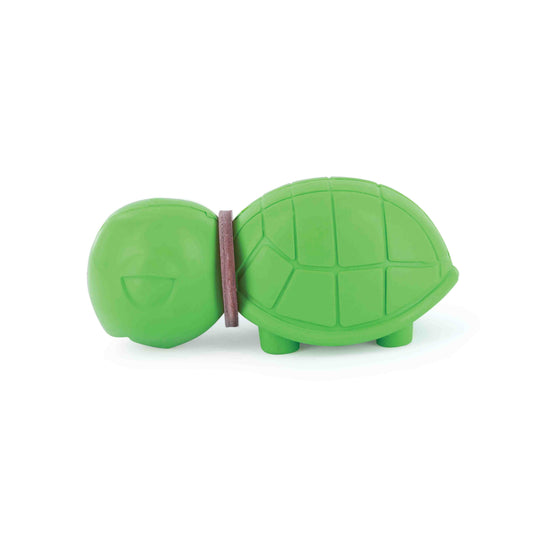"Grünes Schildkröten-Spielzeug aus Gummi, mit einer braunen Leckerli-Stange in der Mitte."